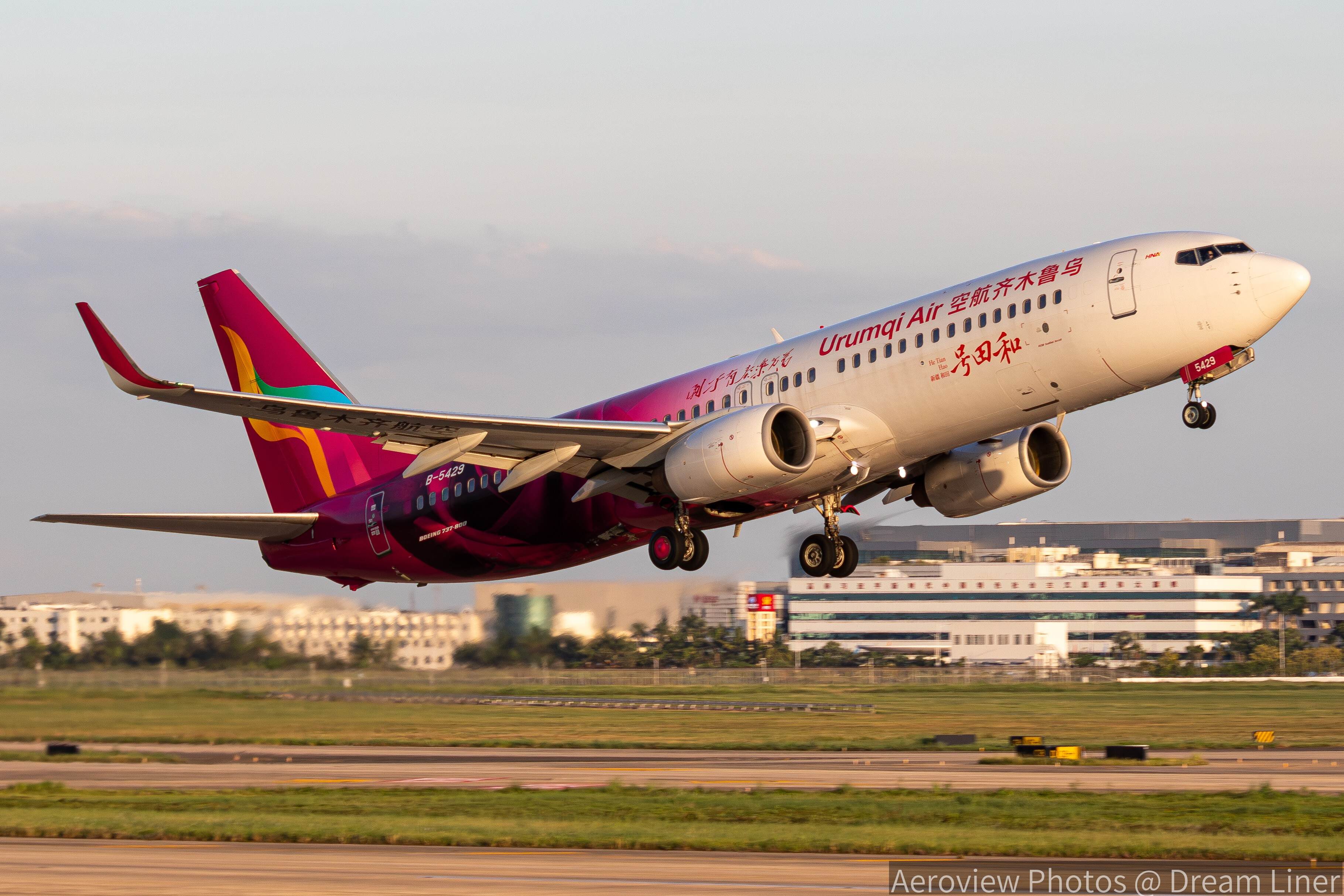 乌鲁木齐航空 Boeing 737-86N
