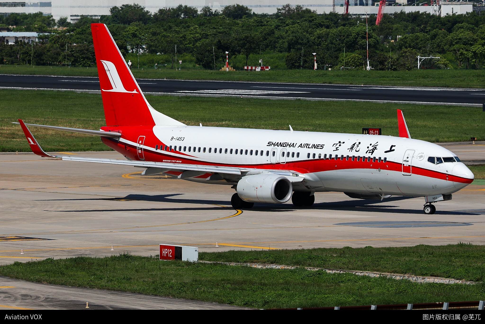 上海航空 Boeing 737-800