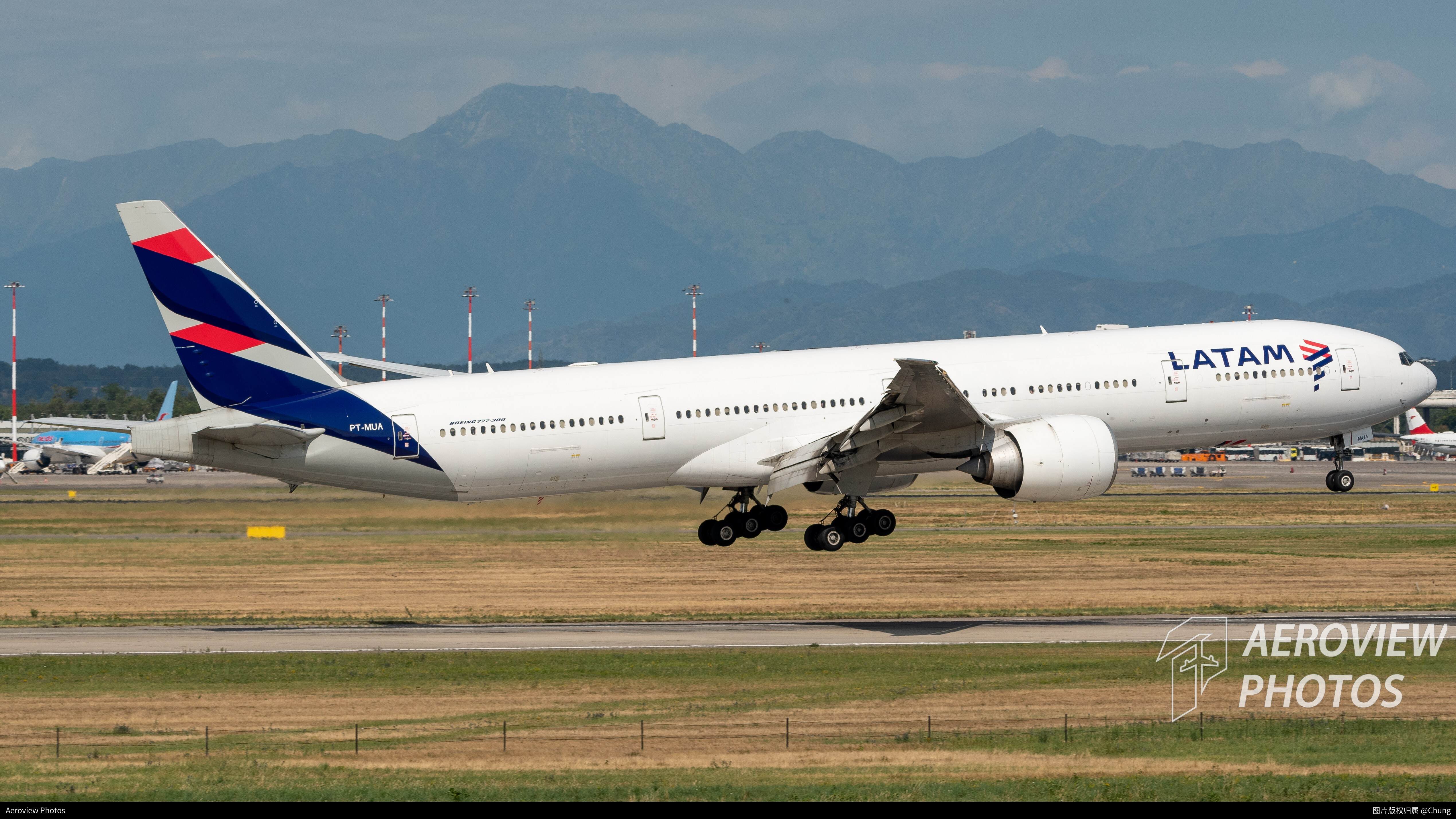 LATAM Boeing 777-300